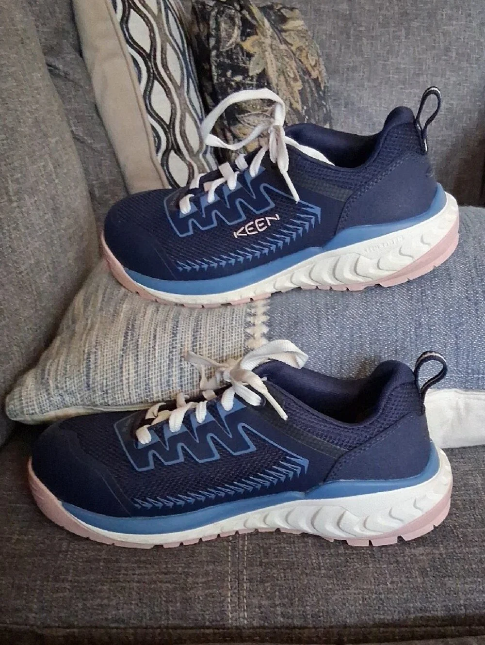 EUC Size 7M Keen Blue Utility Shoes